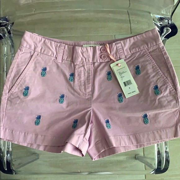 Vineyard Vines 2 1/2 inch inseam pineapple shorts! - Picture 1 of 3